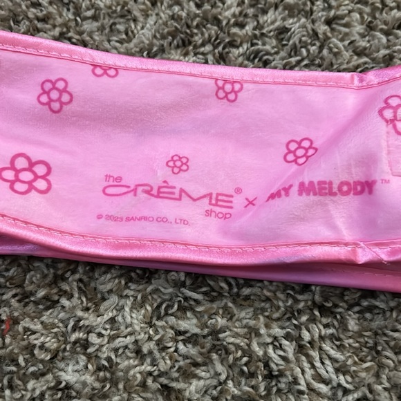 Good to hold your hair back when doing makeup or washing your face. - Picture 3 of 4